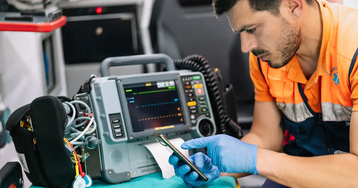 paramedic_phone_ambulance